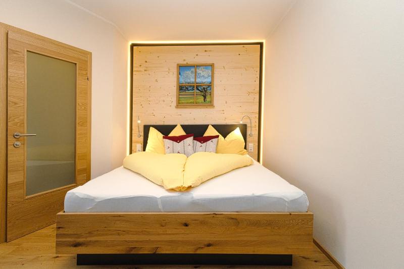 Budget Double Room with Balcony image 3