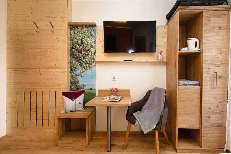 Budget Double Room with Balcony image 4