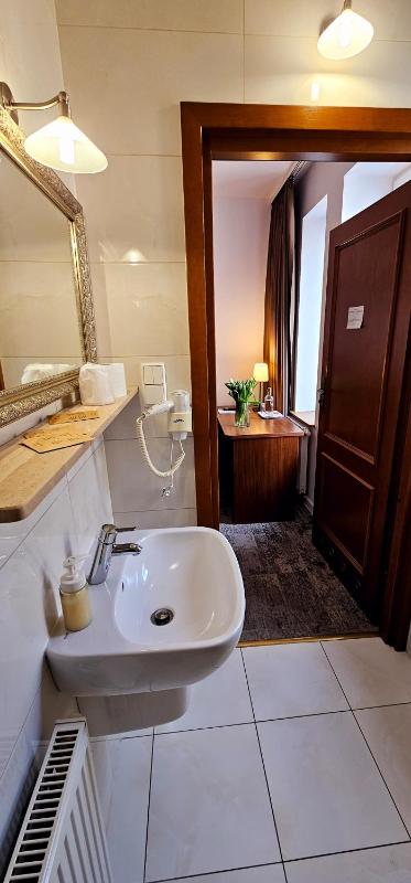 Twin Room image 3