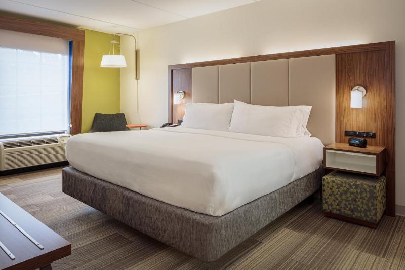 Standard King Room image 1