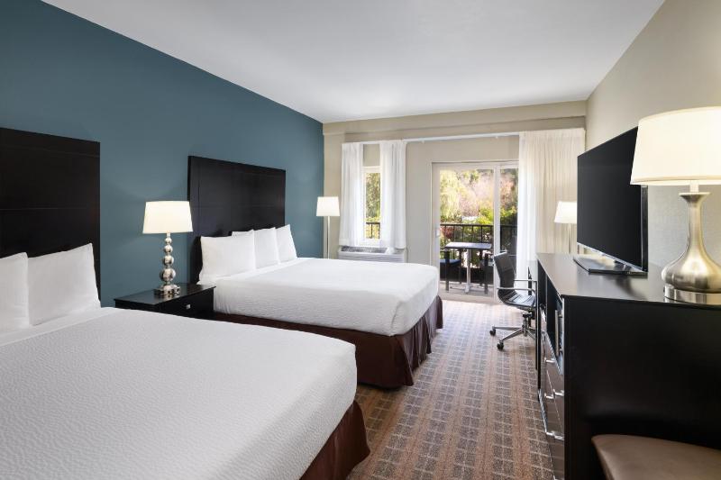 Deluxe Queen Room with Two Queen Beds image 2