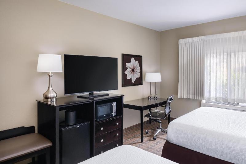 Queen Rooms with Two Queen Beds - Non-Smoking image 4
