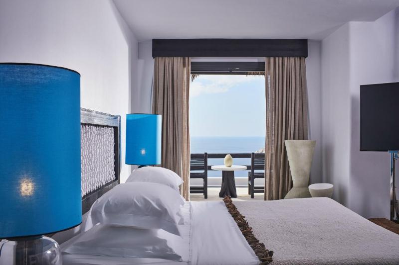 Majestic Retreat Suite with Hot Tub image 1