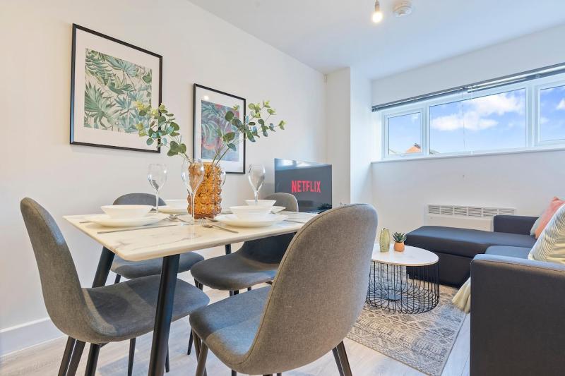#27 The Silkworks Cov 2 Bed Apt. Sleeps 6 - image 23