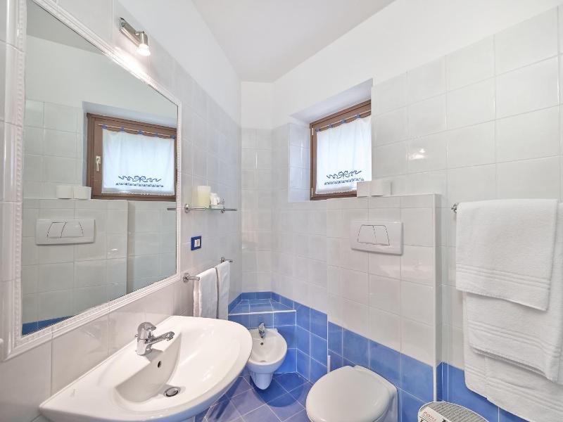 Deluxe One-Bedroom Apartment image 3