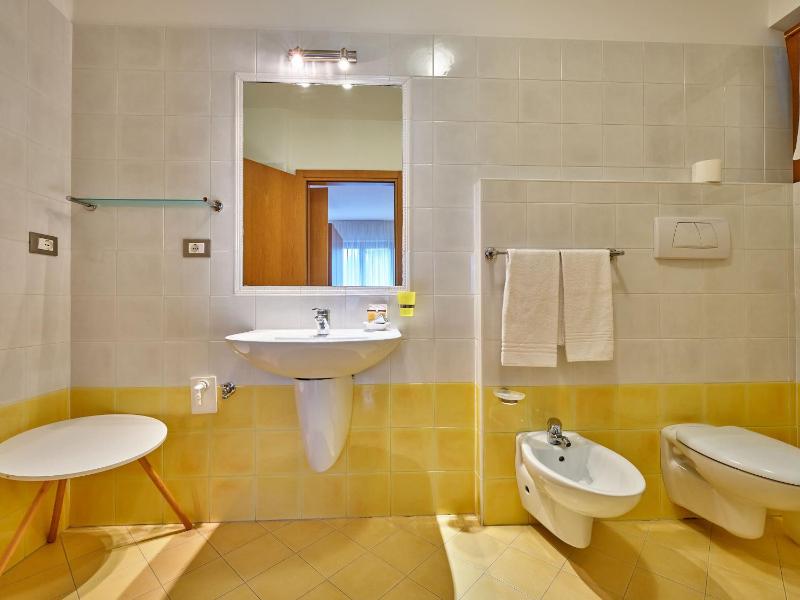 One-Bedroom Apartment with Lake View image 3