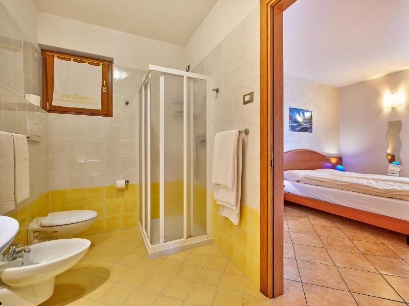 One-Bedroom Apartment with Lake View image 2