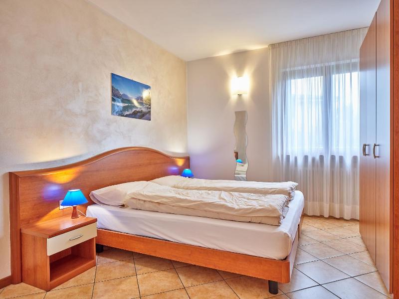 One-Bedroom Apartment with Lake View image 4