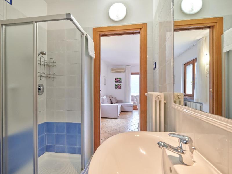 Deluxe One-Bedroom Apartment image 2