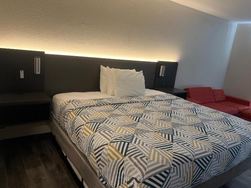 Standard King Room image 2