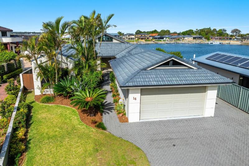Ocean Starr - Waterfront Luxury with Private Pontoon and Pool - Holiday Yamba - image 9