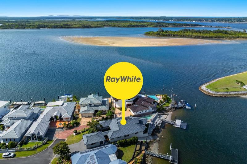 Ocean Starr - Waterfront Luxury with Private Pontoon and Pool - Holiday Yamba - image 25