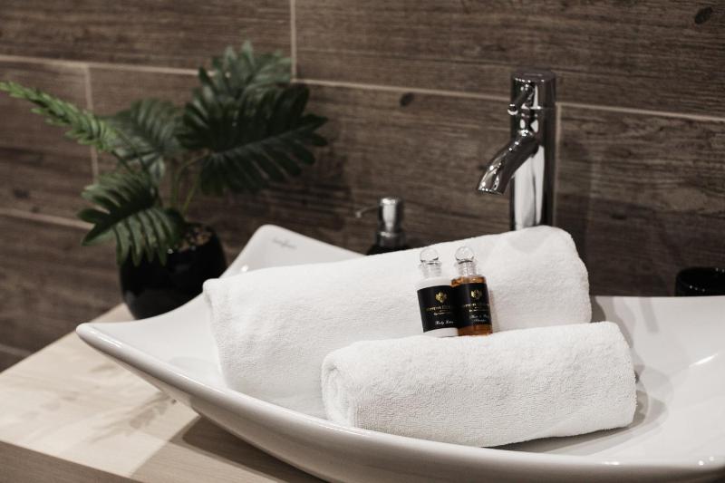 Deluxe Single Room with Balcony image 3