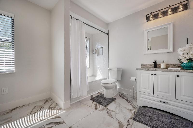 701 W Indiana Ave - image 3