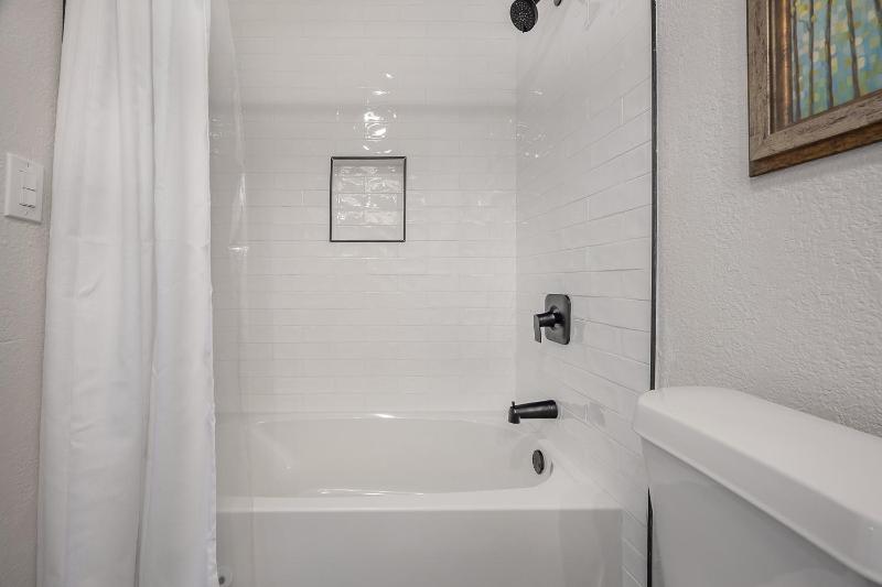 701 W Indiana Ave - image 20