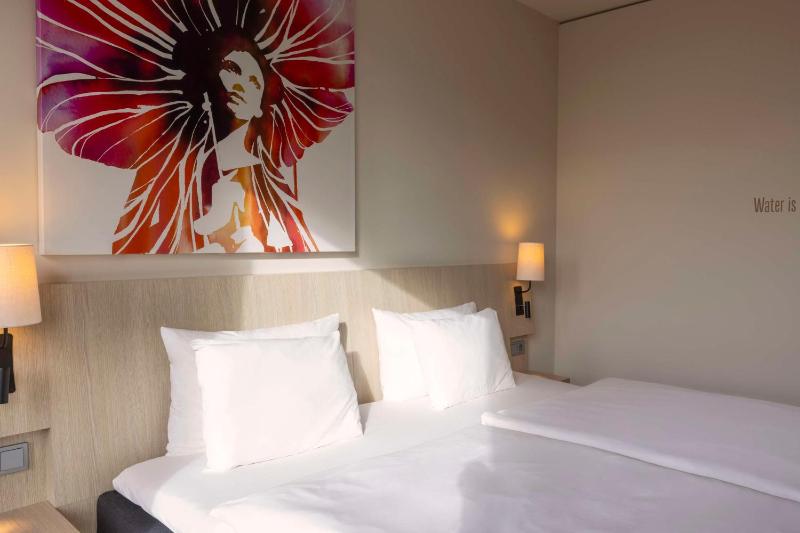 Standard Double or Twin Room image 4