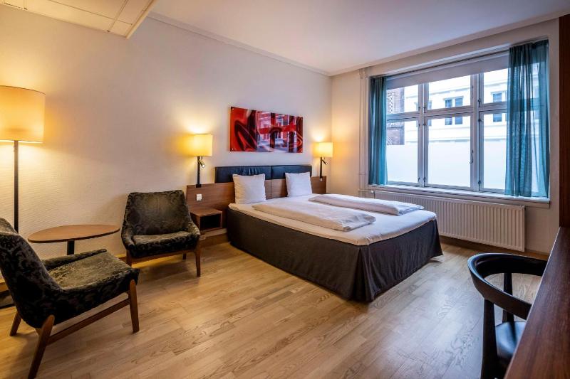 Standard King Room image 3