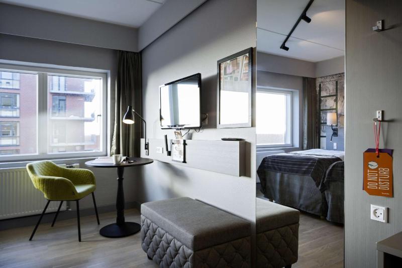 Superior Twin Room image 3