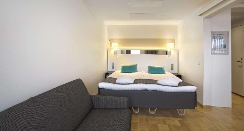Twin Room image 3