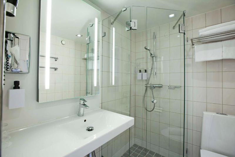 Twin Room image 4