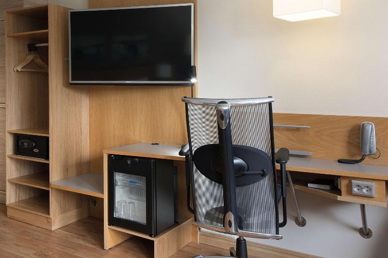 Standard Twin Room image 3