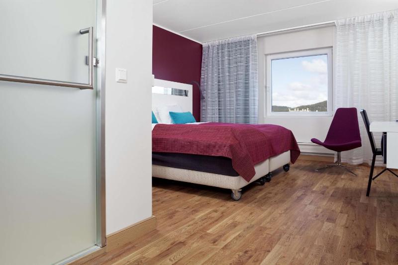 Standard Twin Room image 1