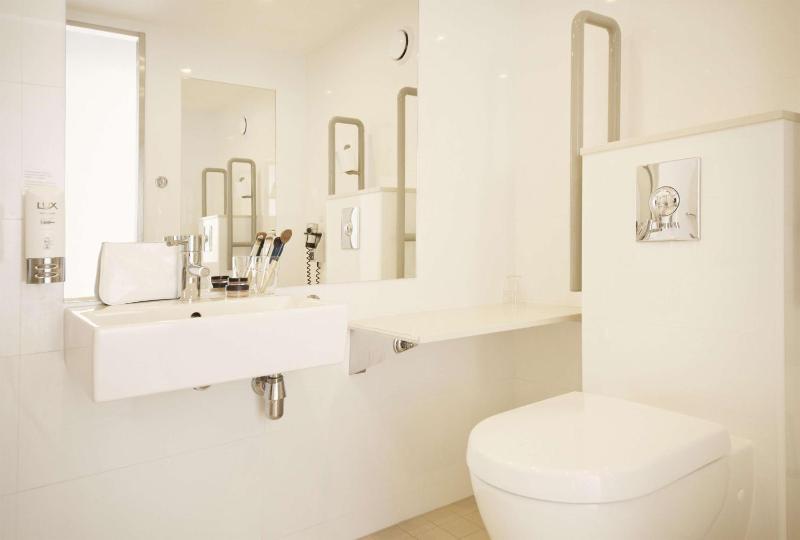 Superior King Room image 3