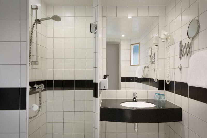 Double or Twin Room image 4