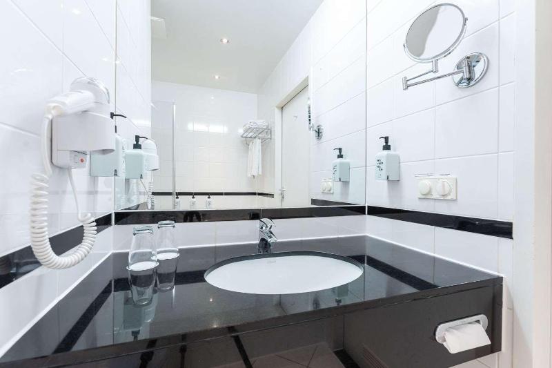 Standard Queen Room image 3