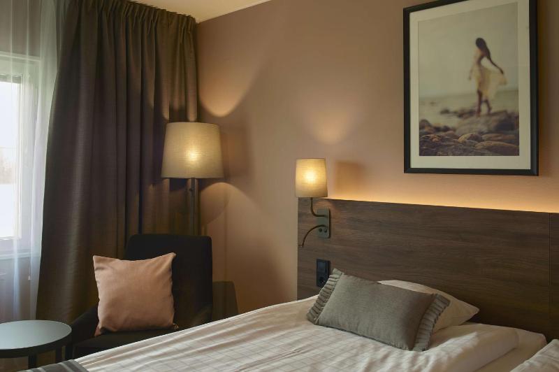 Standard Twin Room image 4
