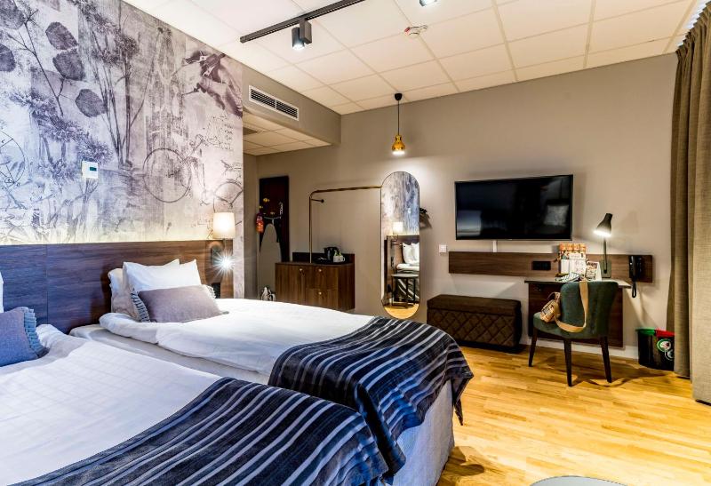 Superior Twin Room image 3