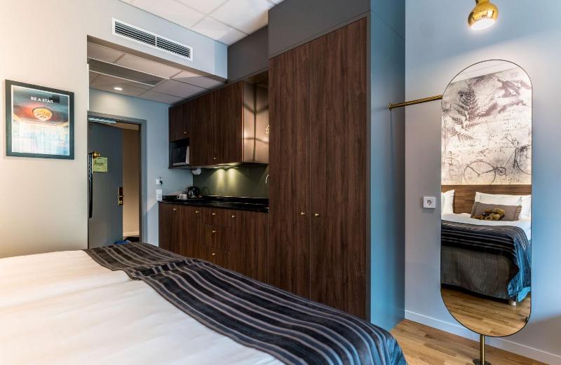 Quadruple Family Room with Kitchenette image 4