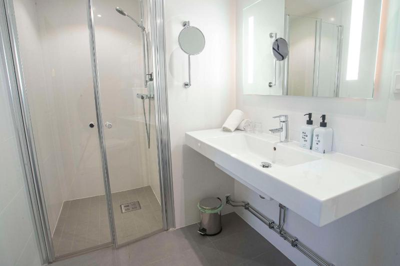 Superior Twin Room image 3