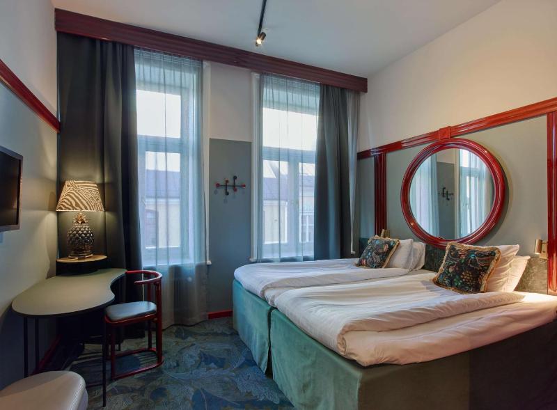 Twin Room image 4