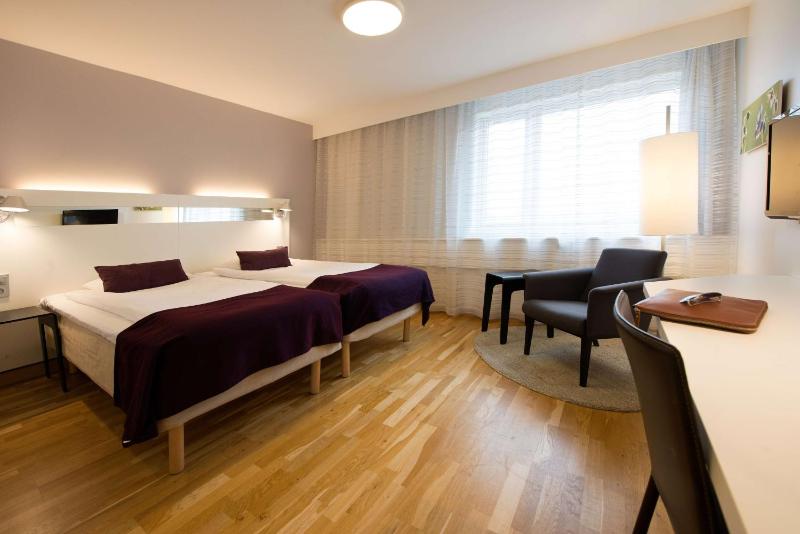 Standard Twin Room image 3