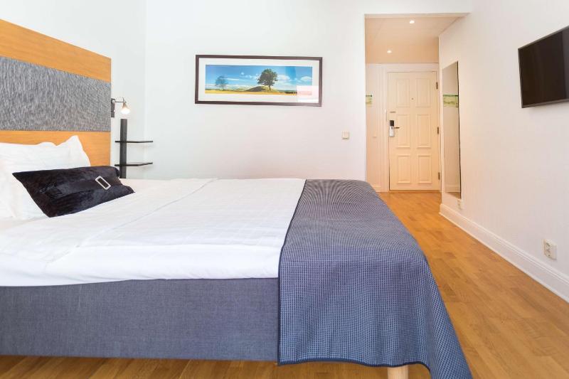 Standard Double Room image 3