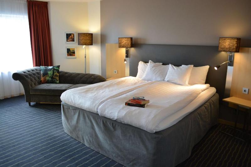 Standard Quadruple Room image 4