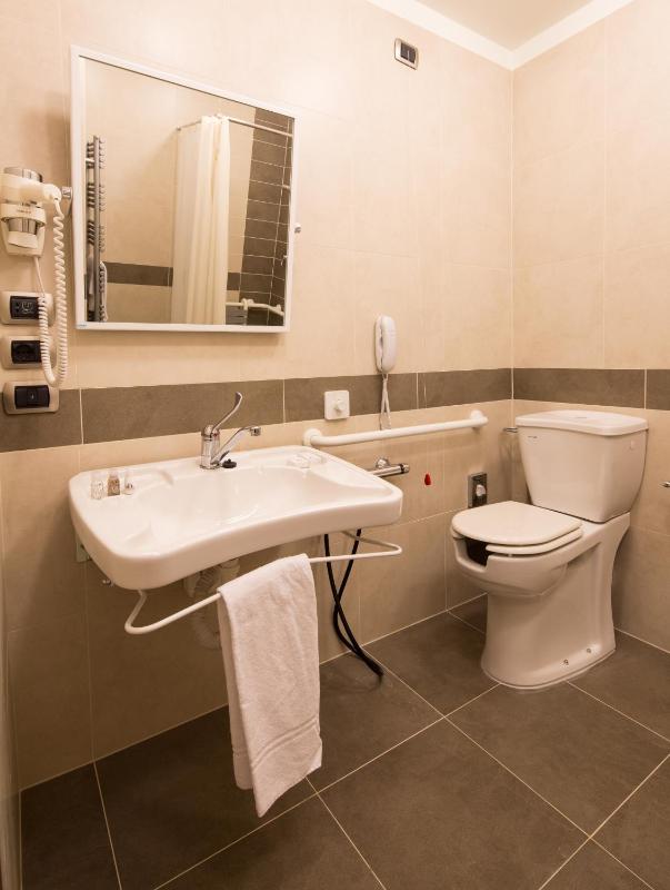 Double Room image 4