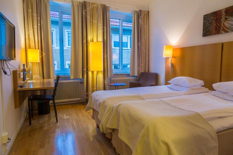 Double or Twin Room image 4