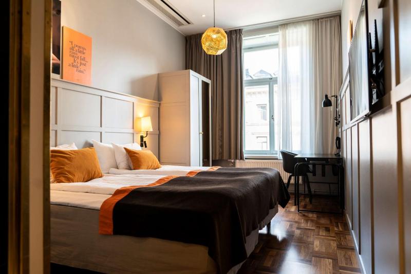 Standard Twin Room image 4