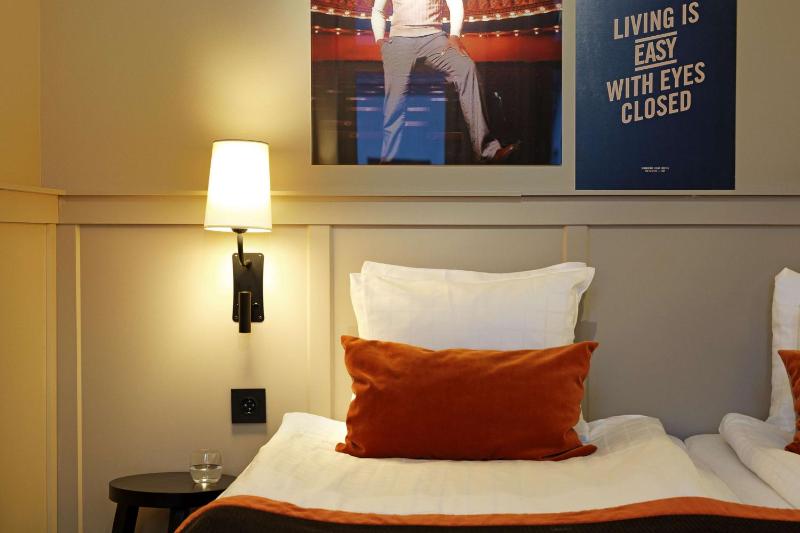 Standard Twin Room image 3