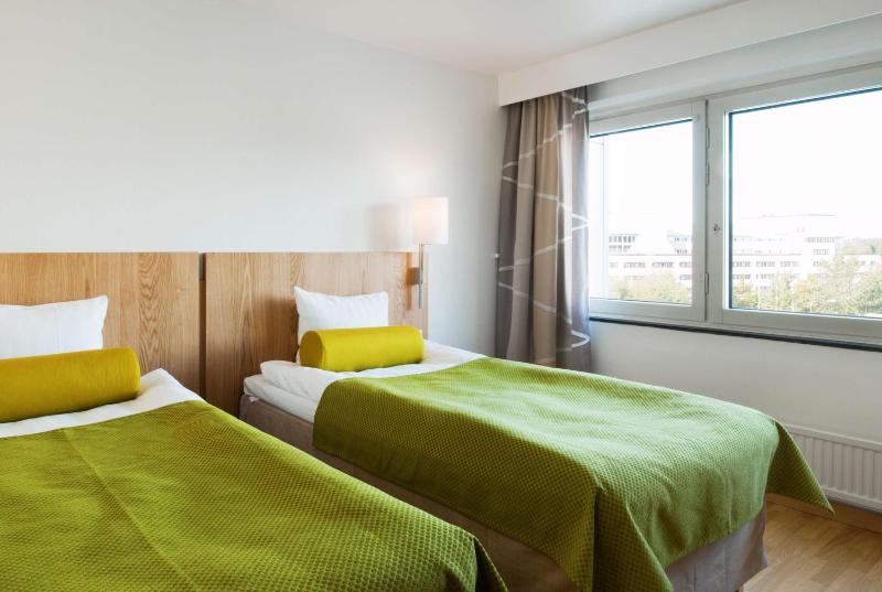 Standard Twin Room image 4