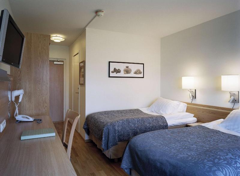 Standard Twin Room image 3