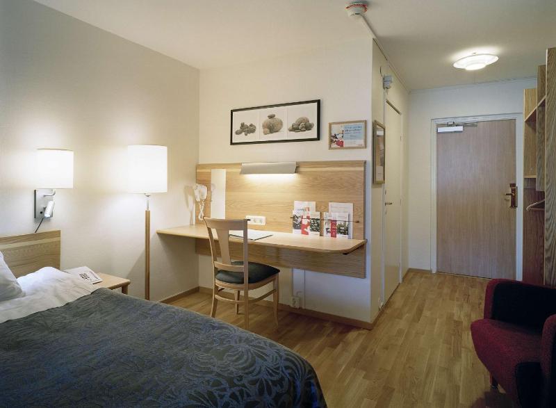 Standard Twin Room image 4