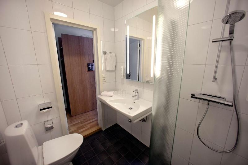 Standard Queen Room image 4