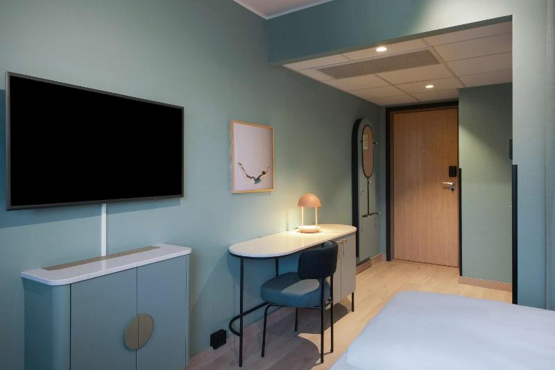 Standard Queen Room image 4