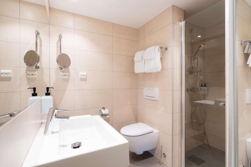 Standard Twin Room image 1