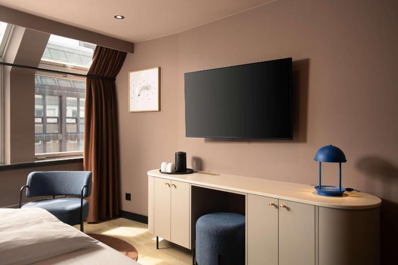 Superior King Room image 3