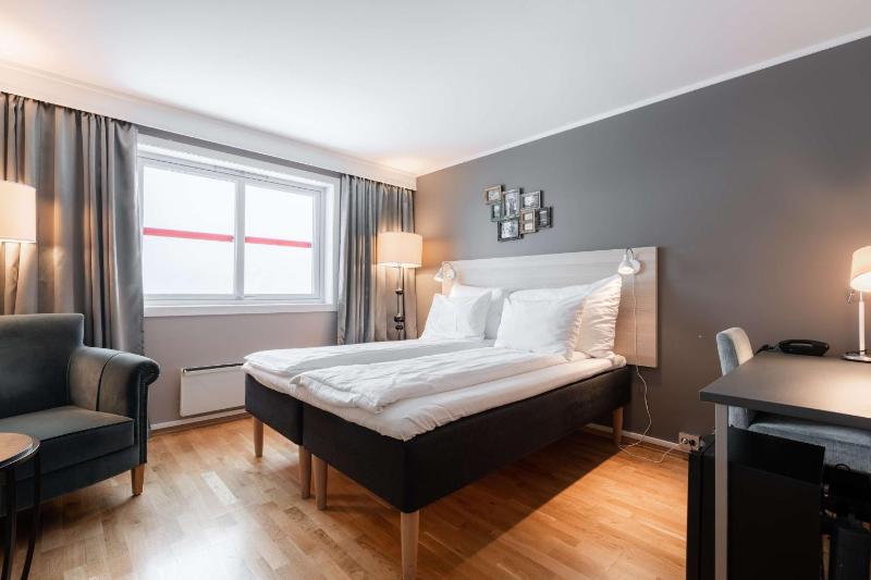 Superior Twin Room image 4