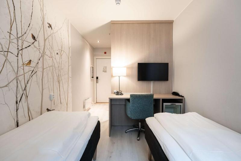 Standard Twin Room image 4